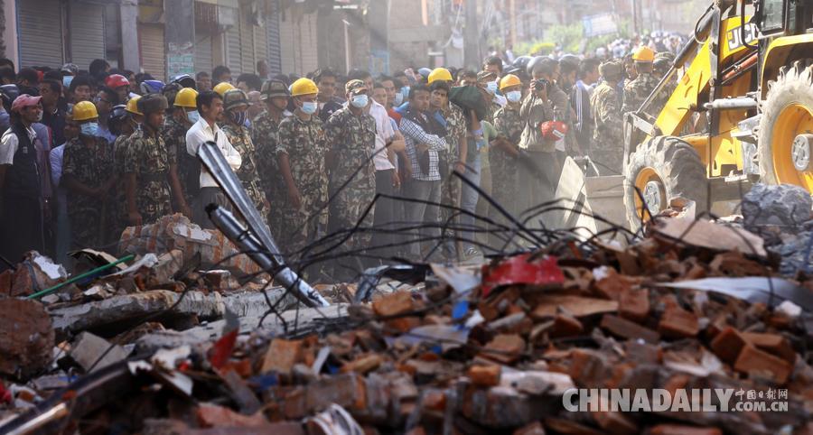 尼泊尔地震最新情况：至少68人死亡、一架美军直升机失踪