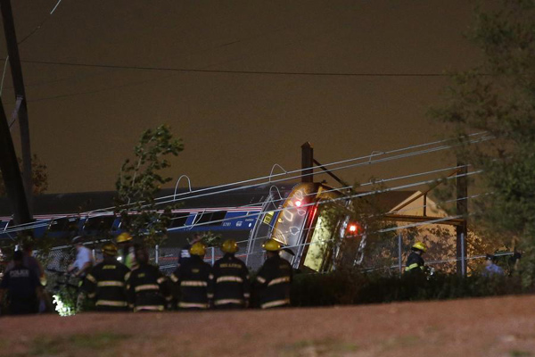 华盛顿开往纽约火车在费城脱轨 已致5死65伤