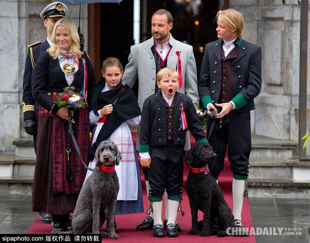 挪威王室出席国庆日活动 小王子哈欠不断