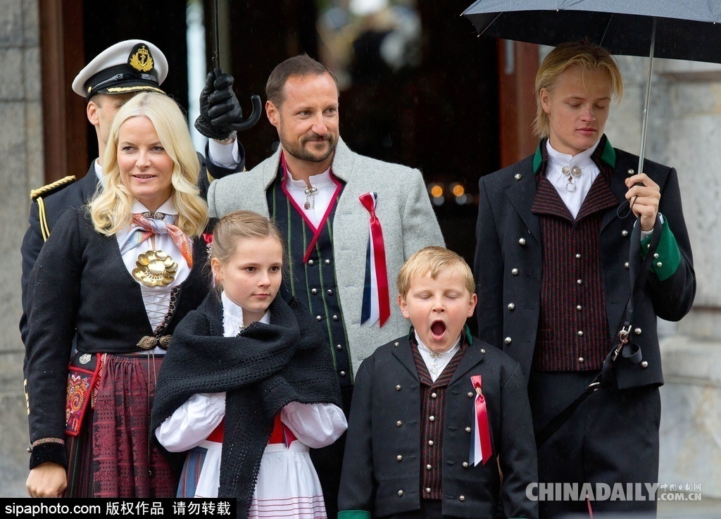 挪威王室出席国庆日活动 小王子哈欠不断[3]
