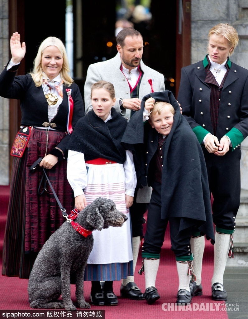 挪威王室出席国庆日活动 小王子哈欠不断