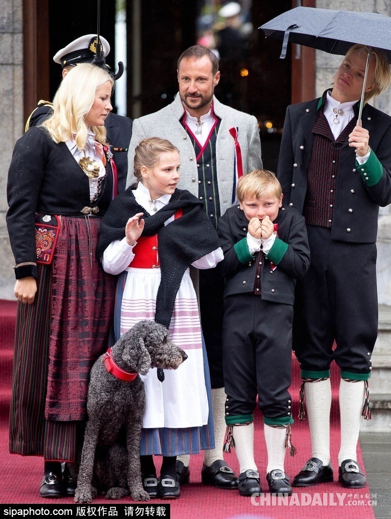 挪威王室出席国庆日活动 小王子哈欠不断[6]