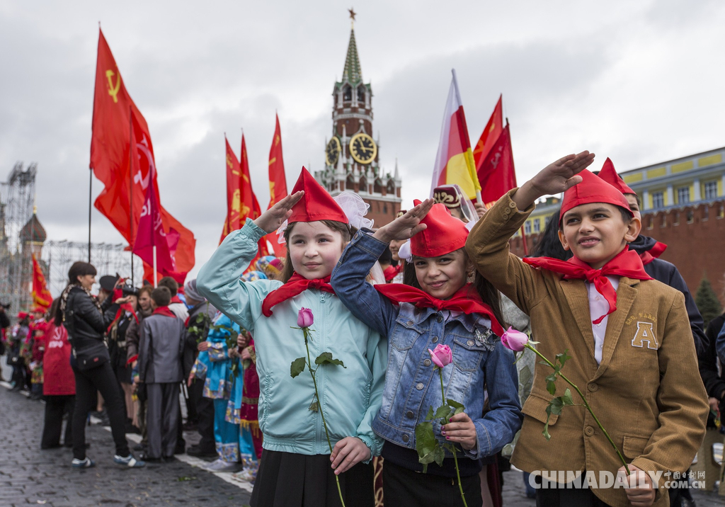 俄举行少年先锋队入队仪式 久加诺夫为学生佩戴红领巾