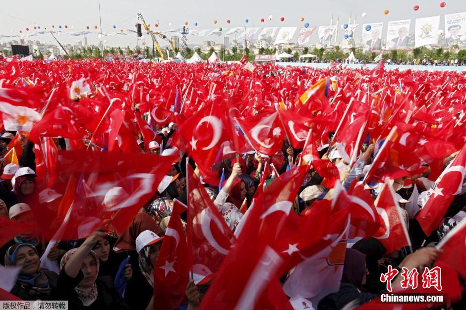 土耳其议会选举将至 总理偕妻出席竞选集会