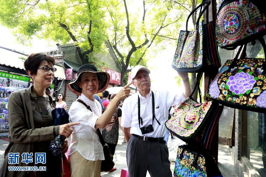 日本游客游览北京后海和南锣鼓巷