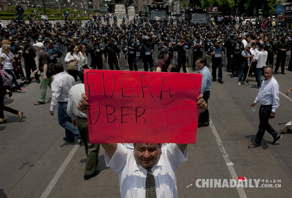 墨西哥数百出租车司机示威抗议Uber不公平竞争