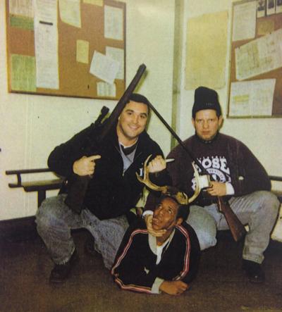 芝加哥前警察震惊照片曝光：强迫非裔嫌犯戴鹿角扮猎物
