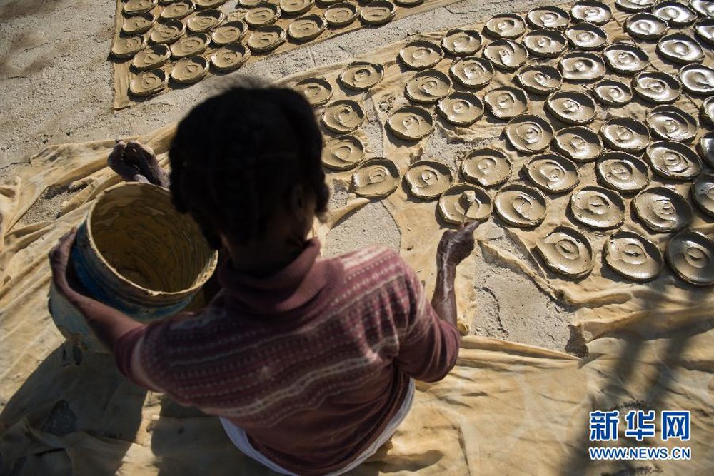 海地贫民用泥巴制作“泥饼干”充饥