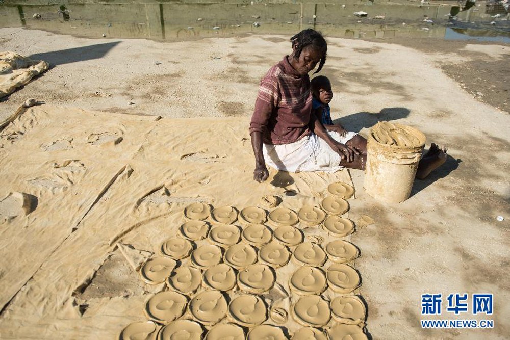 海地贫民用泥巴制作“泥饼干”充饥