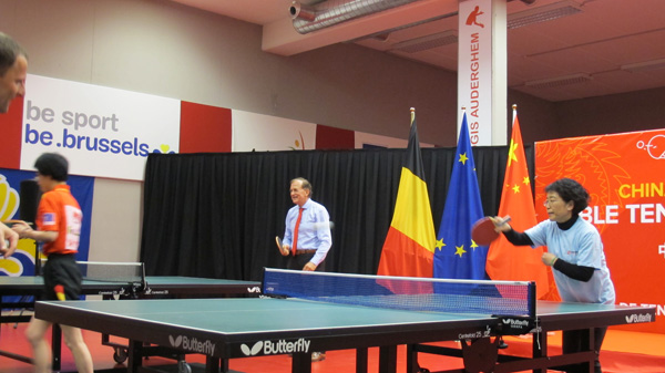 “乒乓外交”再现欧盟总部 中国大使领舞“小苹果”暖场
