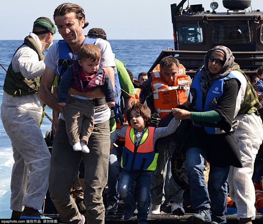 英国海军于利比亚北部海域发现超载移民船 369人获救