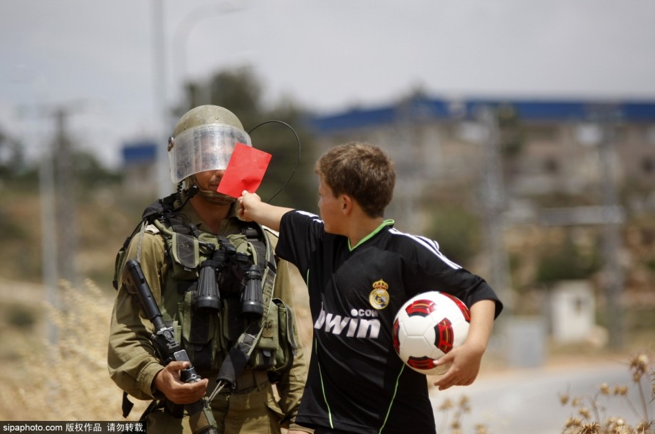 巴儿童对以色列士兵出示红牌“罚下” 抗议以色列足协