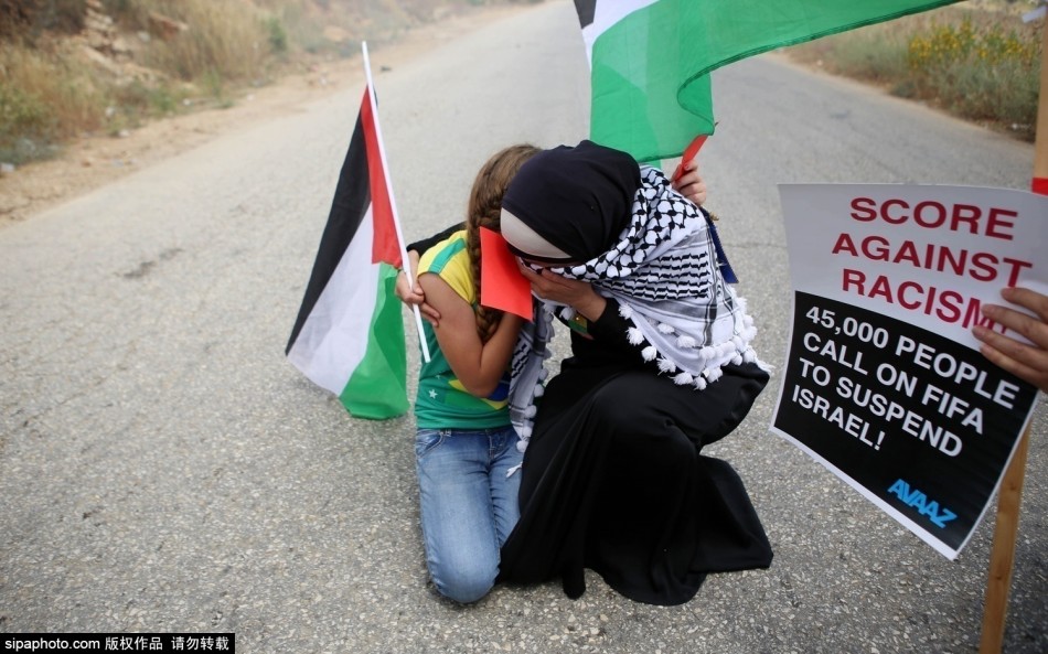 巴儿童对以色列士兵出示红牌罚下 抗议以色列