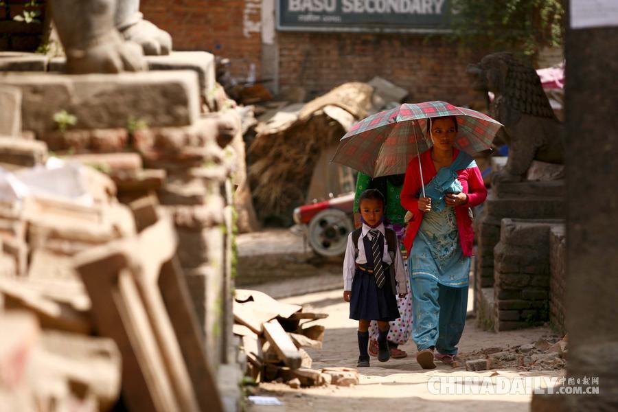 尼泊尔地震灾区学校儿童节前夕开始恢复上课