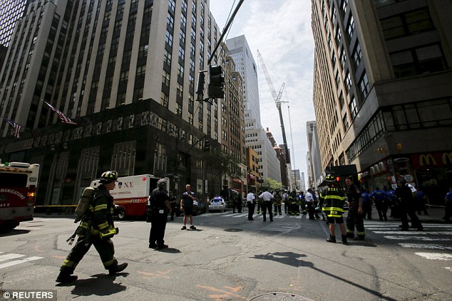 纽约一机械设备从28层高掉落人行道 10人受伤