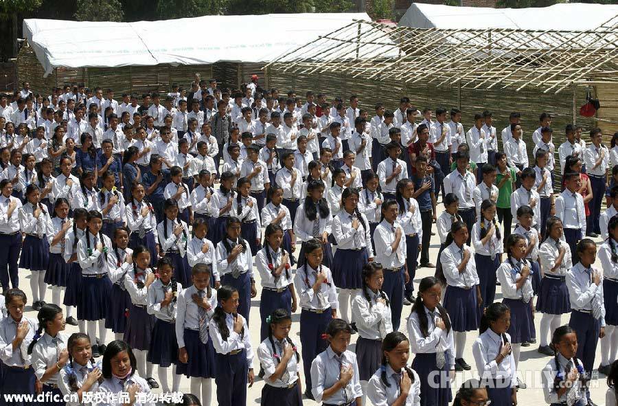 尼泊尔地震灾区学校儿童节前夕开始恢复上课
