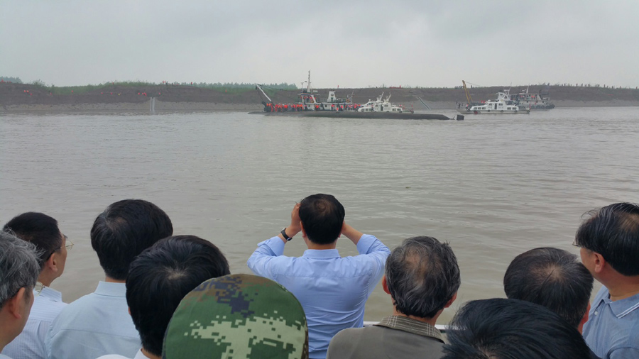 李克强在长江现场指挥救援 距翻沉船只仅50多米