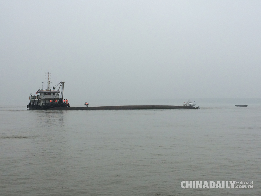 救援进展：长江倾覆客轮船底已露出水面