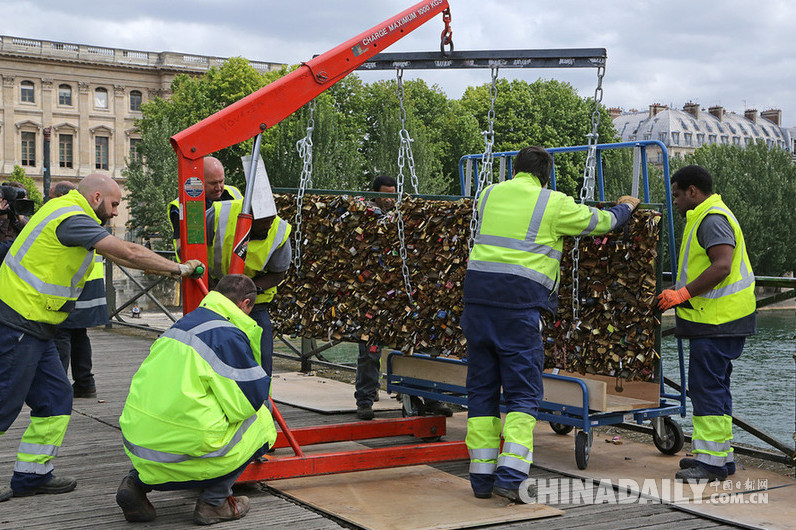 巴黎移除45吨重“同心锁” 为爱情桥减负（组图）