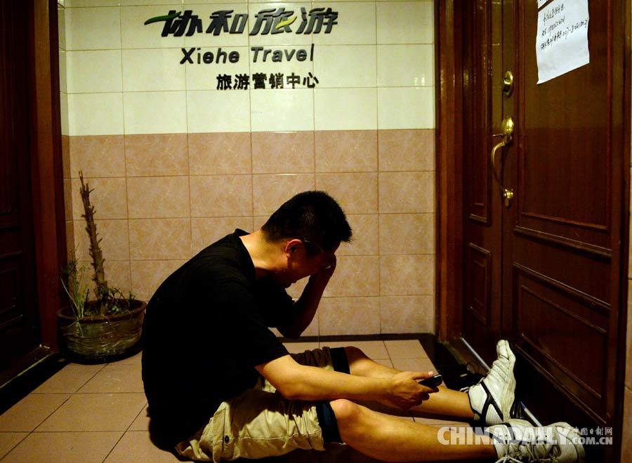 组图:长江客船翻沉事件家属在上海协和旅行社