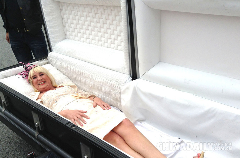 英国58岁新娘脑洞大开 化身“僵尸”拿灵柩当婚车