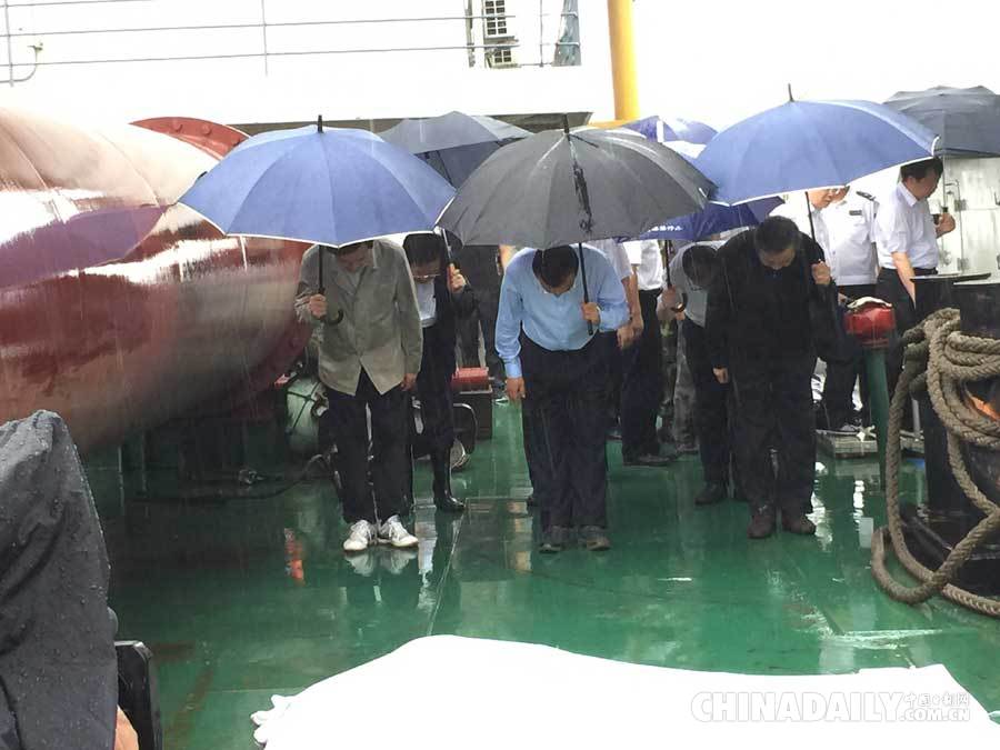 李克强冒雨指挥救援 为翻沉客船遇难者默哀