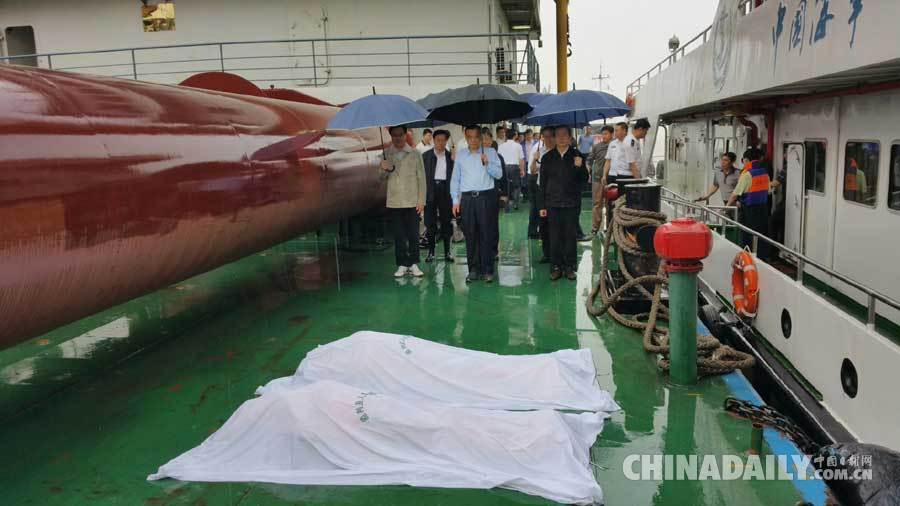 李克强冒雨指挥救援 为翻沉客船遇难者默哀