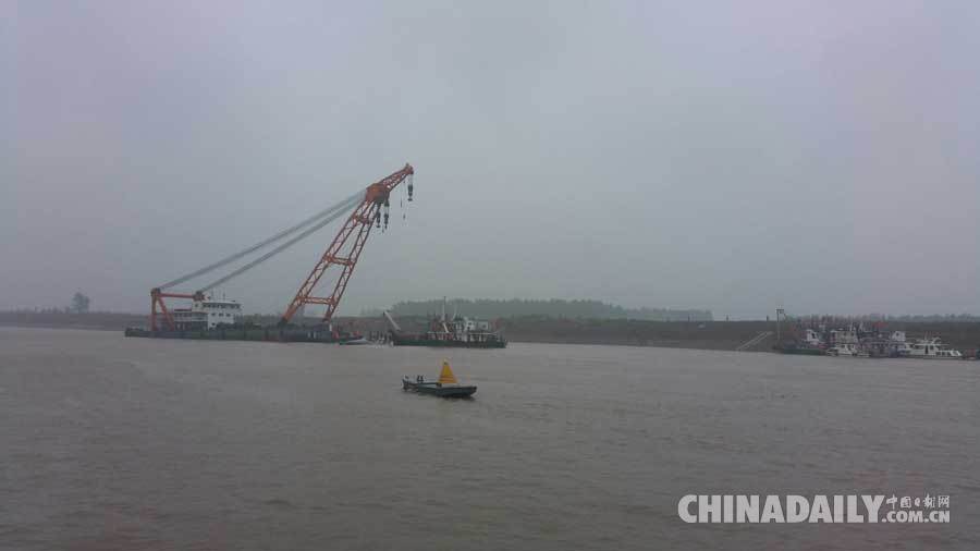李克强冒雨指挥救援 为翻沉客船遇难者默哀