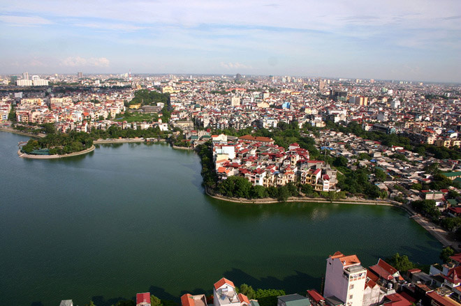 鸟瞰越南首都河内美景：紫薇盛开 绿树成荫