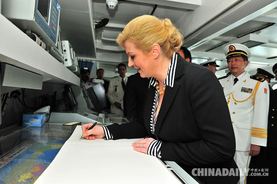 克罗地亚总统参观中国海军临沂舰并出席甲板招待会
