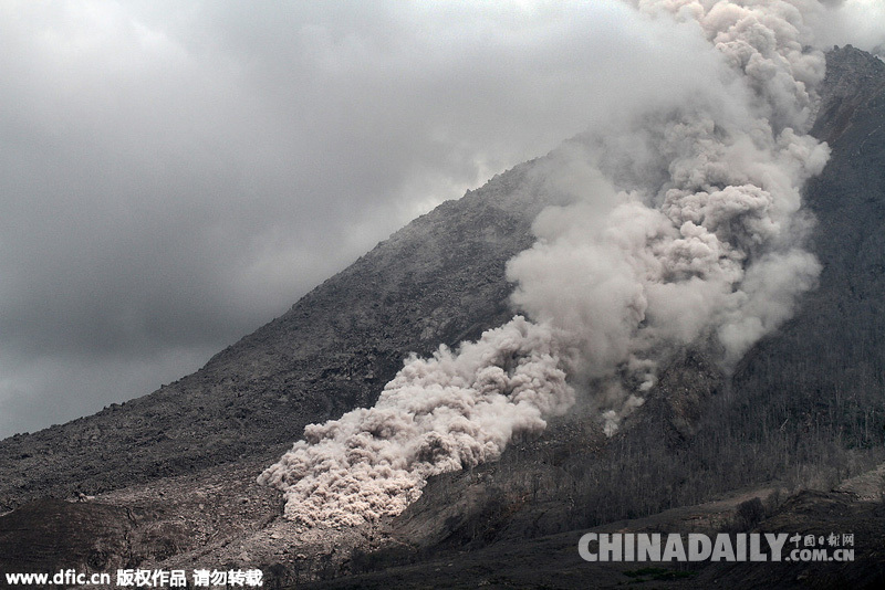 印尼锡纳朋火山再次喷发 2700多人撤离
