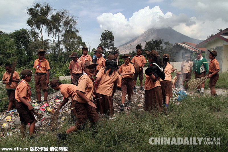 印尼锡纳朋火山再次喷发 2700多人撤离