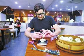 美国男子吃遍上海52家小笼包店 随身带秤测重