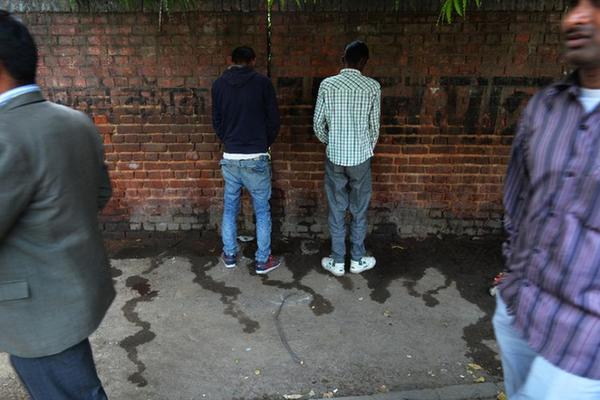 印度西部城市欲推新规除陋习：居民上公厕有钱赚