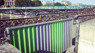 锁已去爱还在 巴黎街头艺术品取代爱情锁装点爱桥