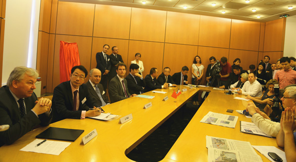 法外长法比尤斯和我驻法大使翟隽出席《中国日报》法文专刊创刊仪式