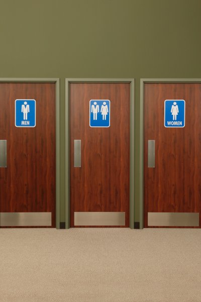 难忍其辱！美国变性学生状告学校设立单独卫生间