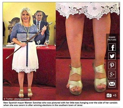 台媒：西班牙镇长因小脚趾卡在凉鞋外暴红