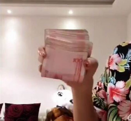 中国女子数钱神技Youtube爆红 外国网友“亮瞎眼”(图)