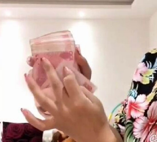 中国女子数钱神技Youtube爆红 外国网友“亮瞎眼”(图)
