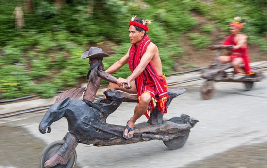 菲律宾部族举行木雕自行车公路赛
