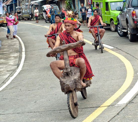 菲律宾部族举行木雕自行车公路赛