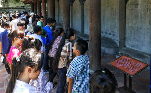 越南高考前夕数千考生涌入文庙祈求好运