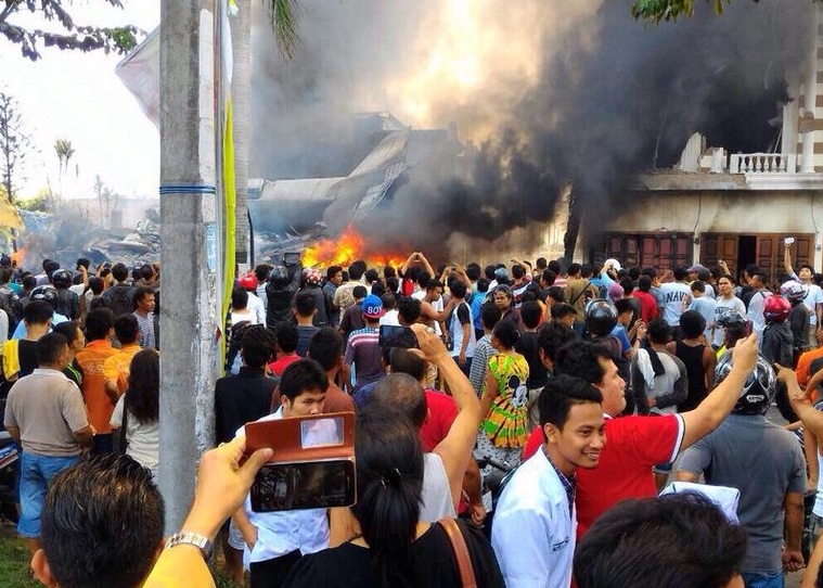 印尼军机坠毁居民区引发大火 或数十人死亡（组图）