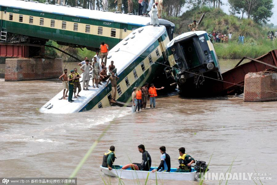 巴基斯坦火车坠河已致12人死亡