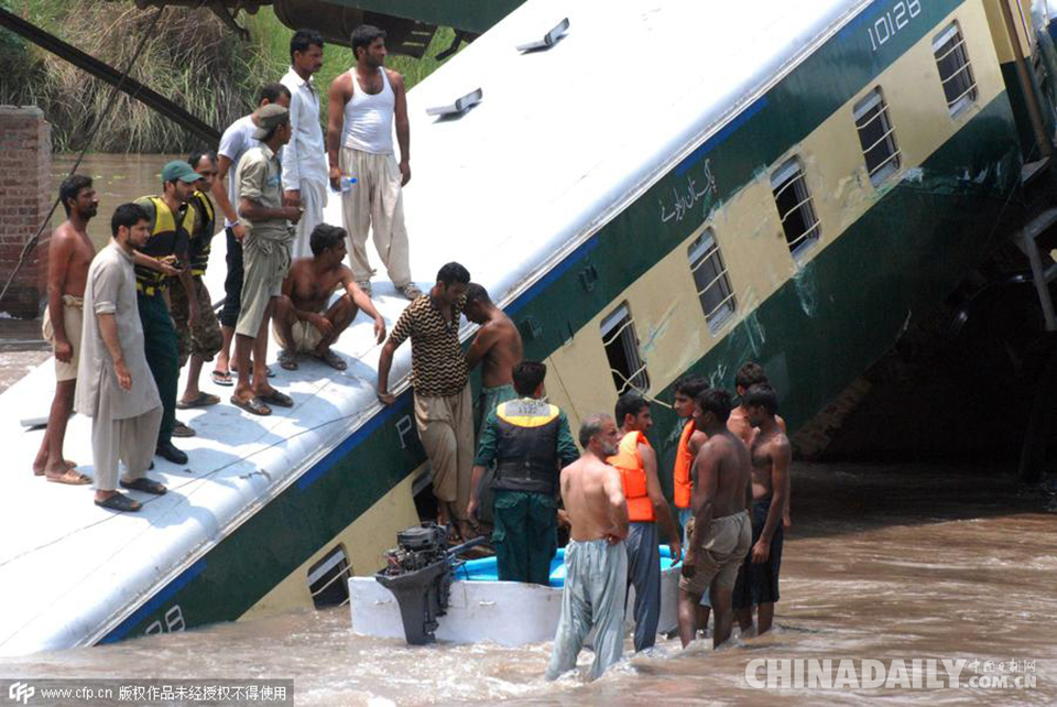 巴基斯坦火车坠河已致12人死亡