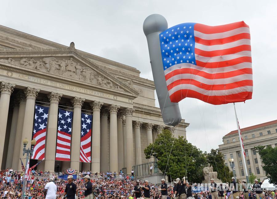 美国华盛顿举行独立日大游行