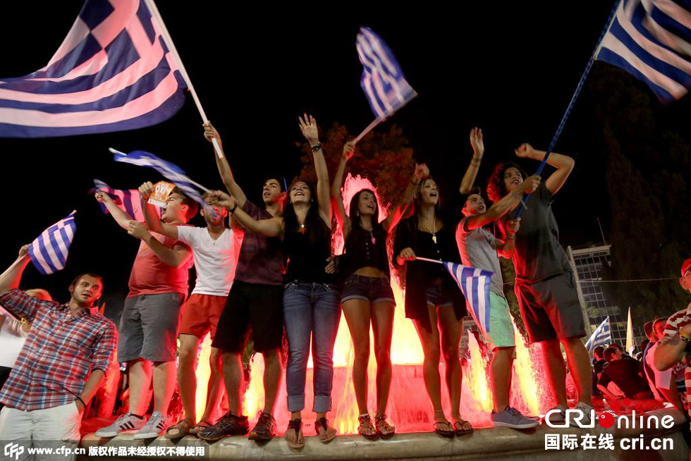希腊公投否决欧盟援助方案 民众庆祝公投结果