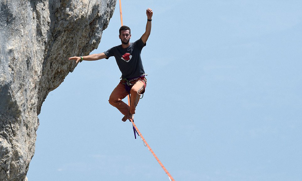 法国男子挑战469米悬崖上走钢丝