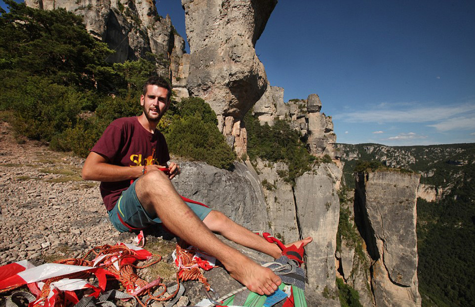 法国男子挑战469米悬崖上走钢丝